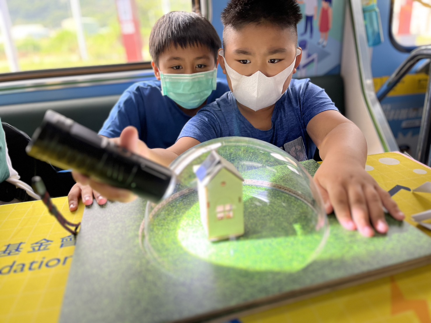 人生就是博參與基礎科學主題車廂，以STEAM教學精神，設計「逐日科學家」、「太陽能工程師」以及「淨零建築師」三大能源科普課程和實驗